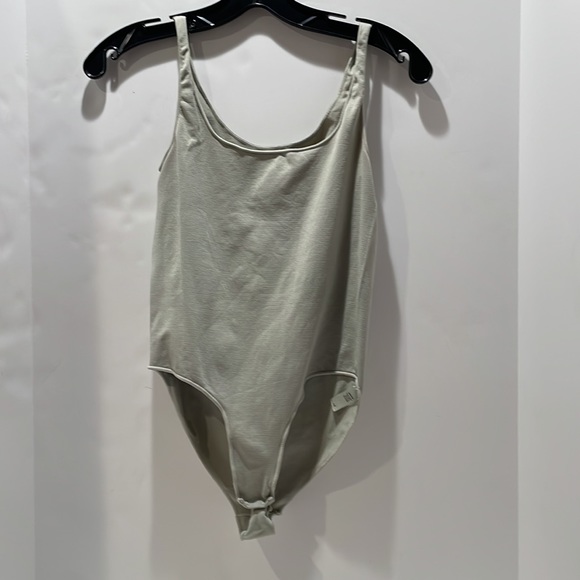 Skims ESSENTIAL SCOOP NECK BODYSUIT | AGAVE - Picture 8 of 10